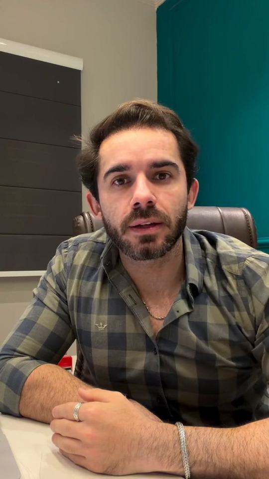 Thiago Benevides atendendo no consultório
